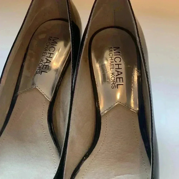 Michael Kors, peep toe patent leather shoe, 3” heel and a 1” hidden pla… - Picture 10 of 12
